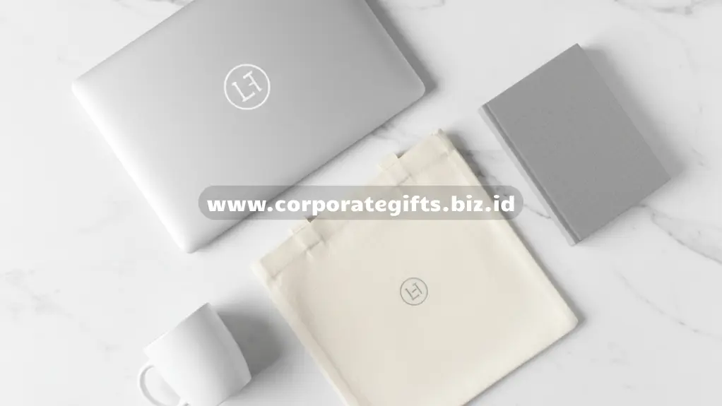 Merchandise eksklusif untuk karyawan baru seperti tumbler, tote bag, dan notebook dengan logo perusahaan